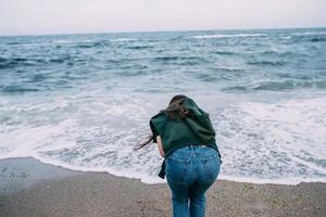 woma schiet Aan een smartphone de zee golven foto