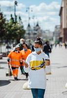 jong vrouw Holding koffie vervelend beschermend medisch masker foto