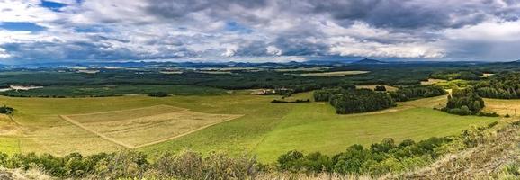 zomer panoramisch visie van de platteland ralsko foto