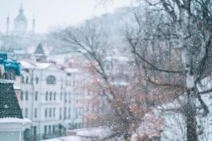 overvloedig sneeuwval over- de stad met de daken foto