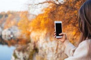 vrouw hand- Holding een telefoon, zwart scherm foto