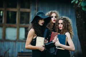 drie vintage vrouwen als heksen foto