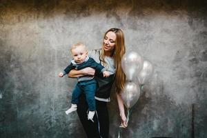 mam is Holding zijn weinig zoon in haar armen foto