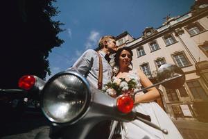 bruid en bruidegom Aan wijnoogst motor scooter foto