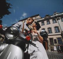 bruid en bruidegom Aan wijnoogst motor scooter foto