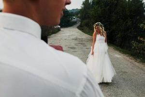 bruid Leidt bruidegom Aan de weg foto