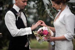 paar Aan bruiloft ceremonie foto