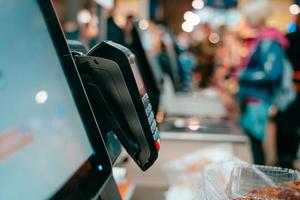 pos terminal in de winkel. klaar voor werk foto