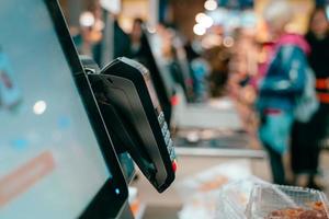 pos terminal in de winkel. klaar voor werk foto