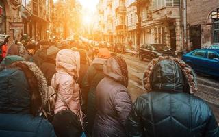 veel niet geïdentificeerd mensen zijn aan het wachten voor stad vervoer Bij de bus hou op foto