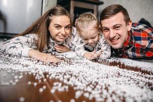 gelukkig familie spelen samen Aan de verdieping foto