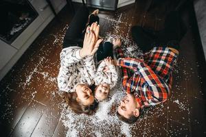 gelukkig familie spelen samen Aan de verdieping foto