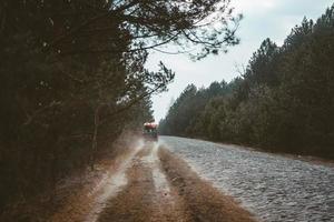 suv ritten Aan een aarde weg, avond foto