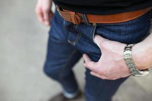 een Mens gekleed in jeans, een detailopname schot foto