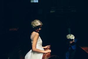 bruid en bruidegom verlichte door licht foto