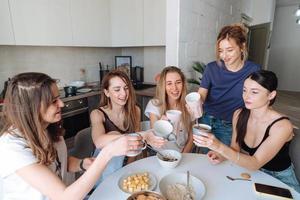 groep van Dames in de keuken foto