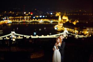 lief bruid en bruidegom Aan een achtergrond van Boedapest foto