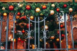 Kerstmis decoratie leugens Aan de nagemaakt traliewerk. foto