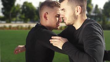 twee strijders praktijk mma vaardigheden in opleiding foto