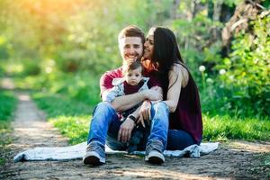 jong familie met een kind Aan de natuur foto