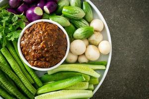 gefermenteerde vis chili pasta met verse groenten foto