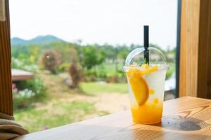 ijskoude frisdrank met yuzu-sinaasappel in glas foto