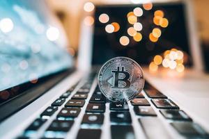 macro schot van bitcoins munten Aan laptop foto