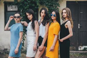vijf mooi jong meisjes in jurken foto