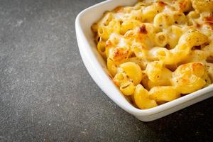 amerikaanse mac en kaas, macaroni pasta in kaassaus foto