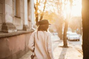 straat portret van jong mooi modieus vrouw foto