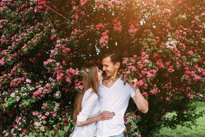 jong gelukkig paar in liefde buitenshuis foto