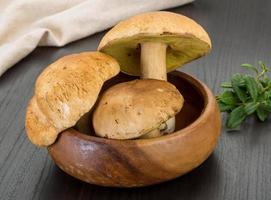 boletus paddestoel in een kom Aan houten achtergrond foto