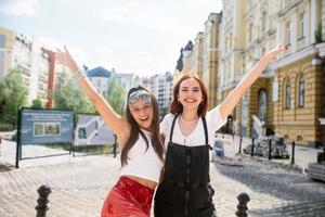 twee grappig vrienden buitenshuis in de straat foto