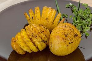 gebakken aardappel Aan de bord dichtbij omhoog visie foto