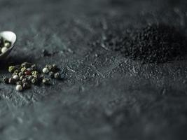 een reeks van specerijen Aan een donker steen achtergrond. foto
