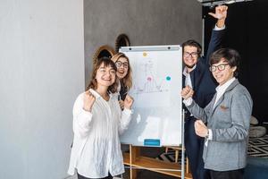 mensen uit het bedrijfsleven met whiteboard bespreken strategie in een vergadering foto