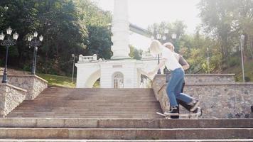 de vent is onderwijs zijn vriendin naar skateboard. datum van hipsters. foto