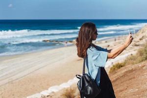 jong vrouw nemen een foto Aan smartphone