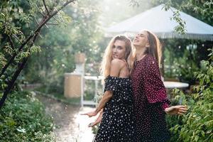 twee meisjes in een zomer park foto