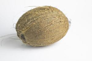 kokosnoot noot geïsoleerd Aan wit achtergrond foto