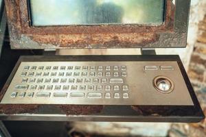 heel oud computer, roestig toetsenbord met toezicht houden op foto