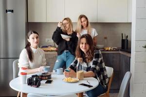 groep van Dames in de keuken foto