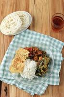 warung tegal menu, rijst- met divers kant schotel populair in Indonesië met goedkoop prijs foto