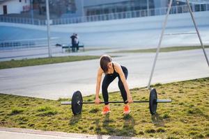 sterk vrouw oefenen met halter. sport, geschiktheid concept. foto