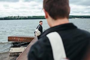 twee jonge jongens staan op een pier foto