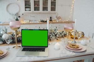 laptop met groen scherm - Chroma sleutel in de buurt nieuw jaar decoraties. Kerstmis thema. foto