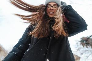 jong mooi vrouw Bij winter stad foto