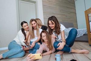 meisjes Aan de verdieping maken selfie foto