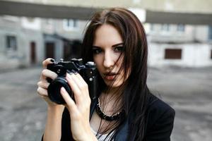 mooi vrouw fotograaf poseren met camera foto