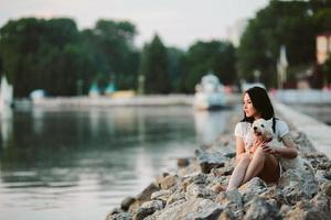 meisje met een hond op de boulevard foto